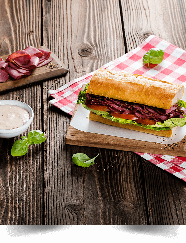 Pastrami Sandwich mit Kräuterpesto und Burger Sauce