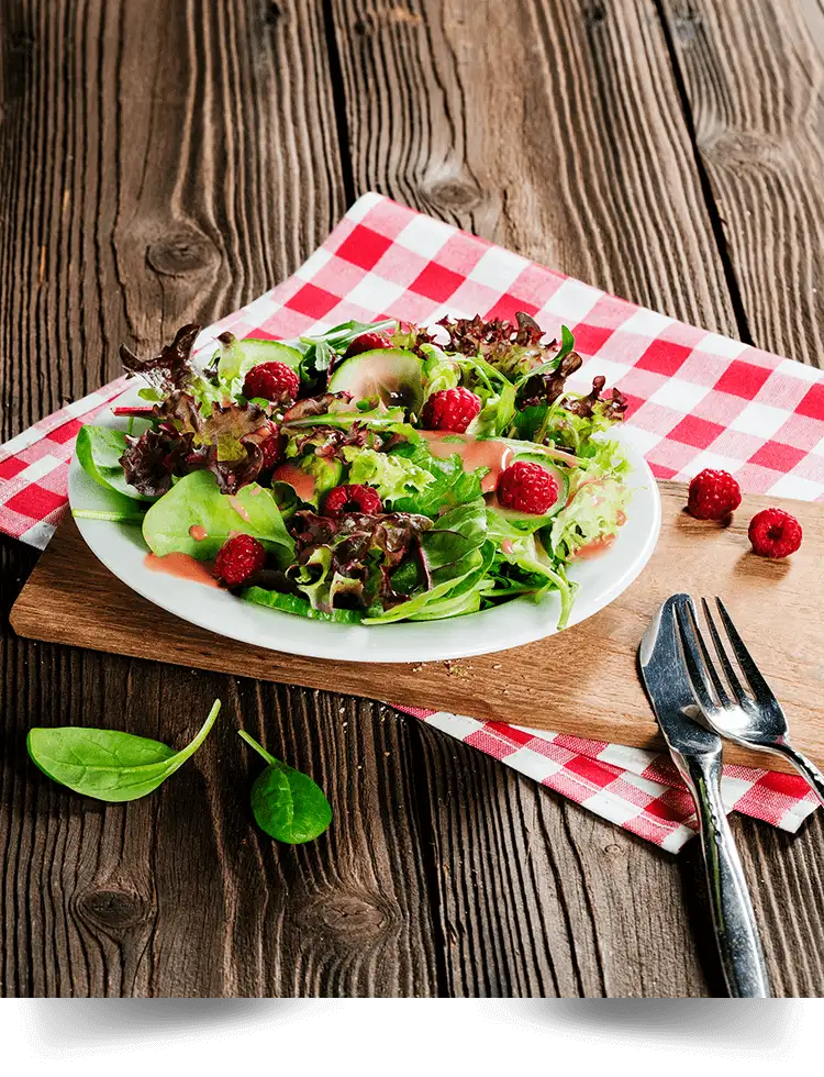 Salat mit frischen Himbeeren