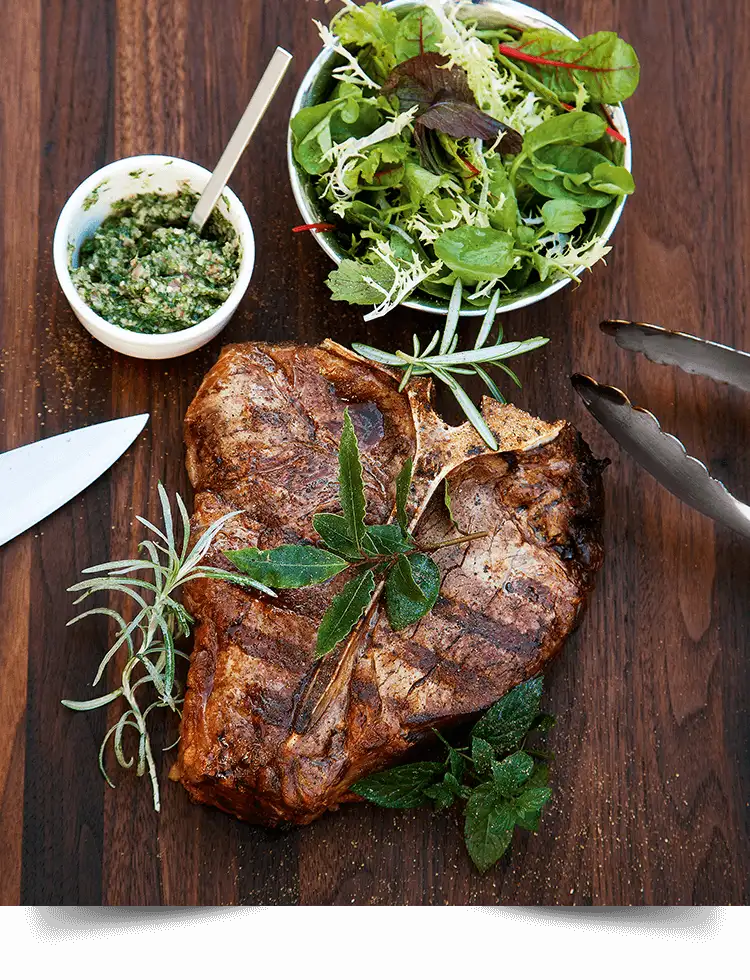 T-Bone Steak mit Salsa und Wildkräutersalat