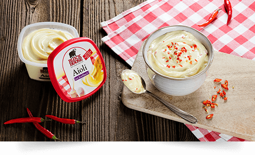 Aioli mit fein gehackten Chilischoten
