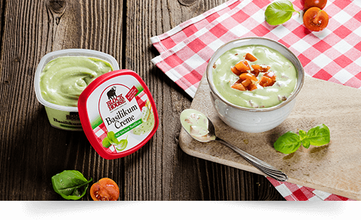 Basilikum Creme mit Tomatenwürfeln