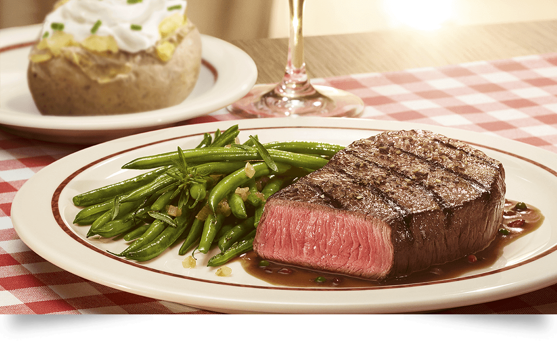 Huftsteak mit Pfefferrahmsoße an grünen Stangenbohnen