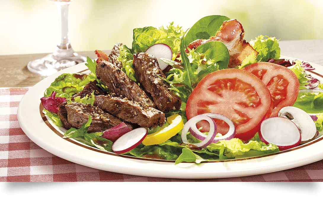 Filetspitzen auf mediterranem Salat