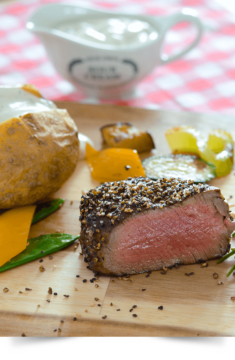 Rinderfilet mit Pfefferkruste und Pfannengemüse