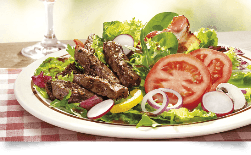 Filetspitzen auf mediterranem Salat