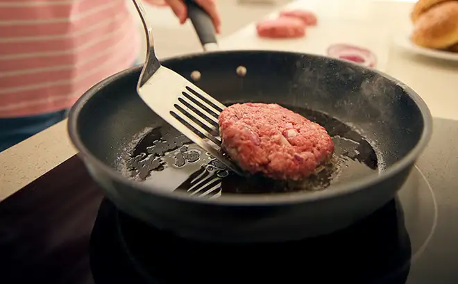 Burger Patties braten in der Pfanne