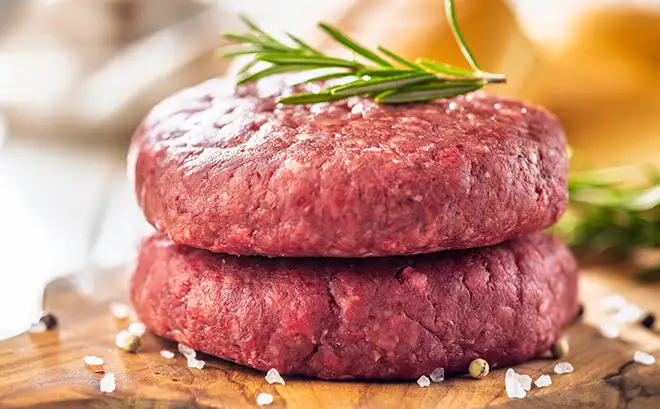 Das Fleisch richtig temperieren und würzen