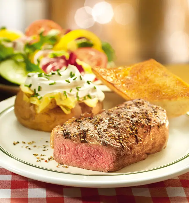 Beim Reverse Searing wird das Steak zuerst bei niedriger Temperatur im Ofen gegart und anschließend bei hoher Hitze scharf angebraten