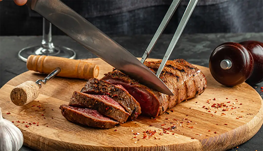 Welchen Winkel sollte man beim Schneiden von Steaks einhalten?