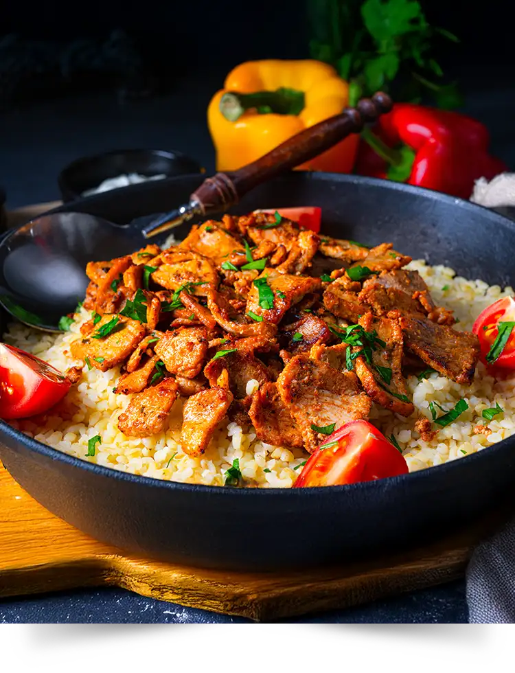 Grüne Pfeffer Pfanne mit zarten Steakstreifen, Paprika und cremiger Sauce