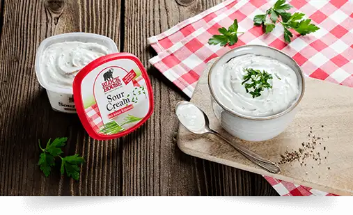 Sour Cream mit Steak Pfeffer und Petersilie