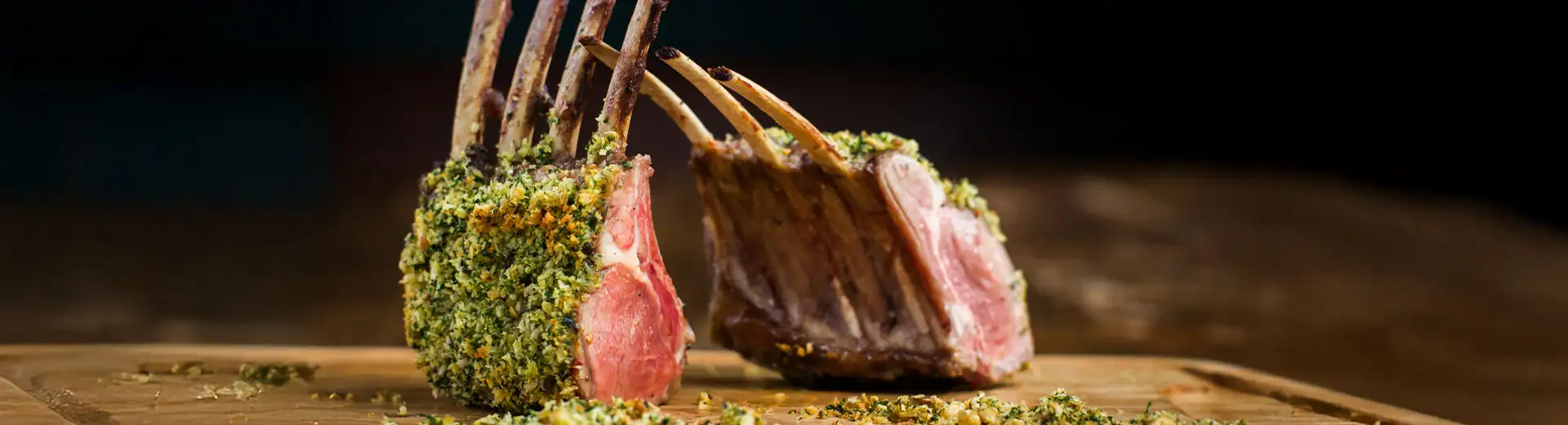 Klassisches Lammkarree mit Kräuterkruste & Ofengemüse