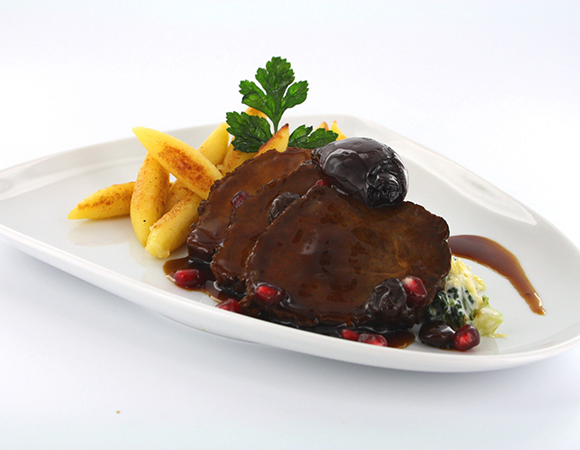 Sauerbraten – Zarte Rindfleischscheiben in süß-saurer Sauce mit Rosinen