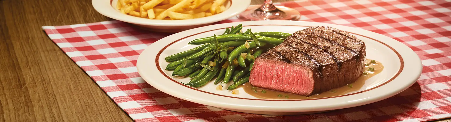 Huftsteak mit Pfefferrahmsoße an grünen Stangenbohnen