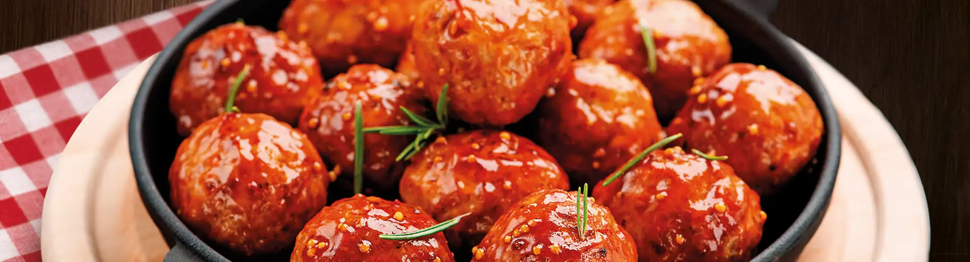 BLOCK BALLS in Tomatenrahm, Kräuterpestobrot und Wintersalat