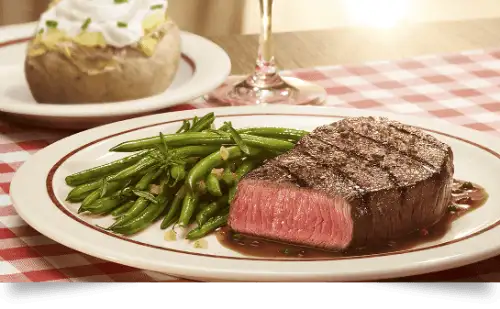 Huftsteak mit Pfefferrahmsoße an grünen Stangenbohnen