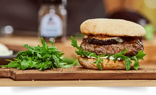 Mediterraner Burger mit gegrillter Aubergine und Mozzarella