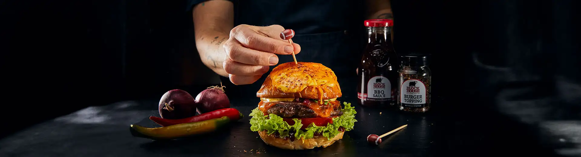Triple Cheese Burger mit gepickelten Zwiebeln