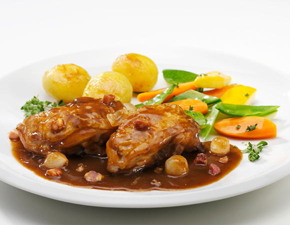 Coq au vin – Ein französischer Klassiker mit Rotwein und Speck