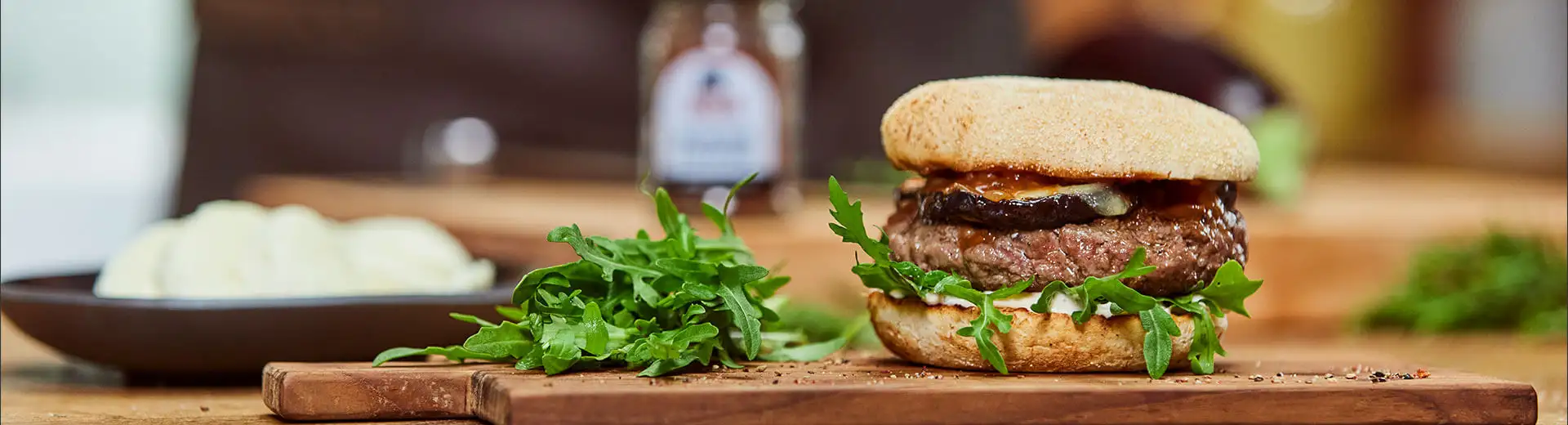 Mediterraner Burger mit gegrillter Aubergine und Mozzarella