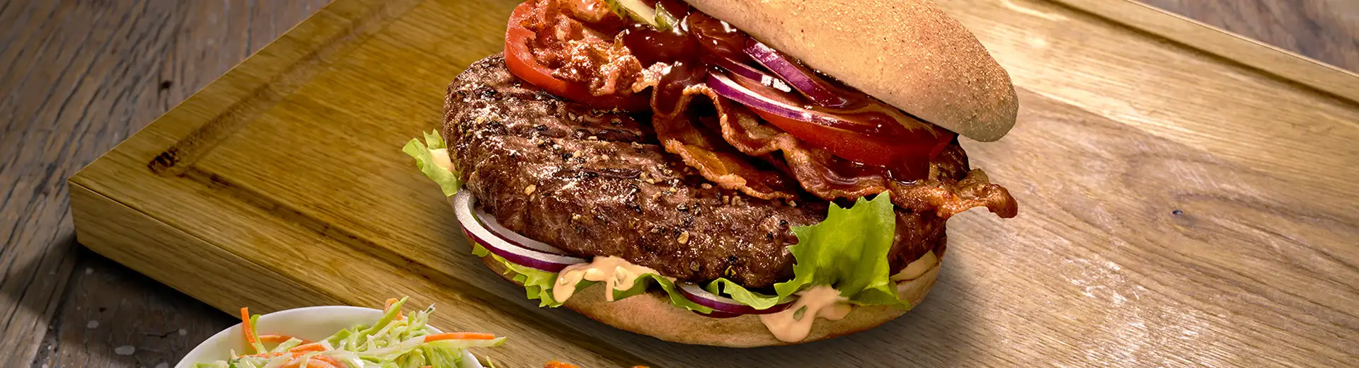 BBQ Bacon Burger mit Süßkartoffelpommes