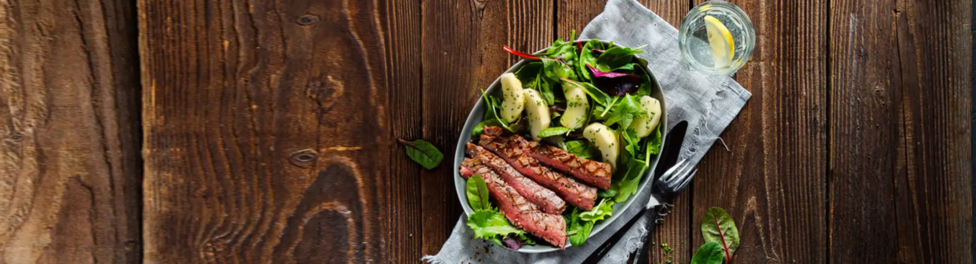 Krosses Flanksteak auf buntem Blattsalat