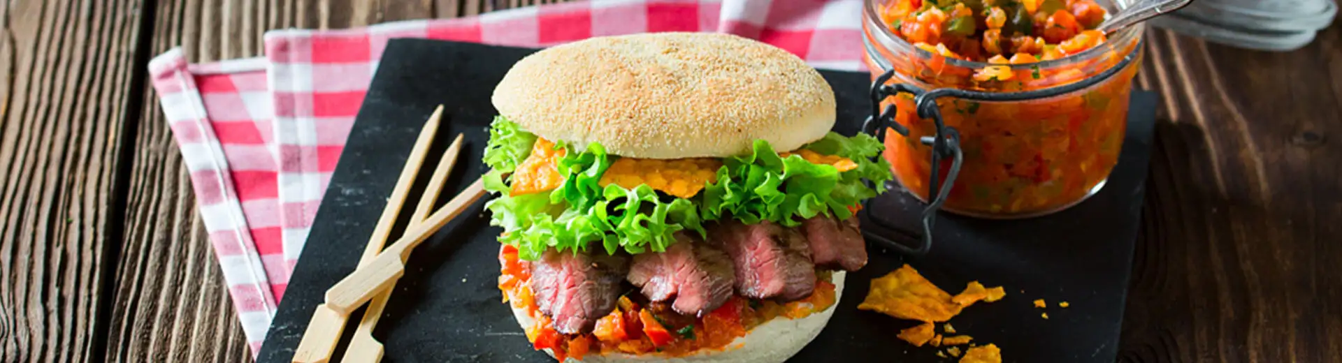 Flanksteak Burger mit Tomaten Salsa