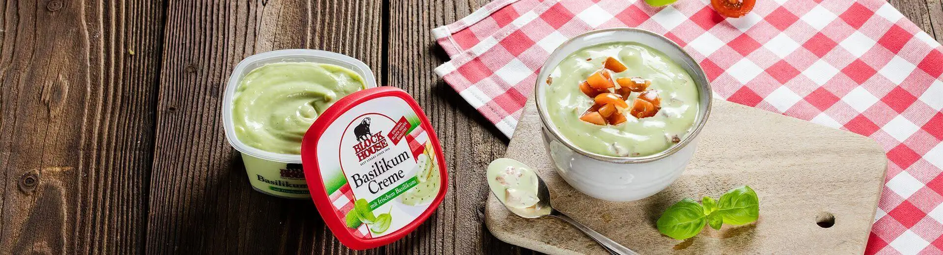 Basilikum Creme mit Tomatenwürfeln