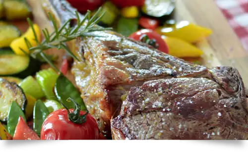 Tomahawk Steak mit mediterranem Ofengemüse