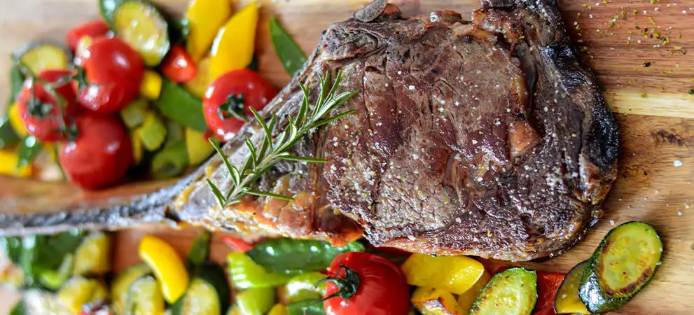 Tomahawk Steak mit mediterranem Ofengemüse
