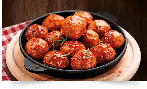 BLOCK BALLS in Tomatenrahm, Kräuterpestobrot und Wintersalat