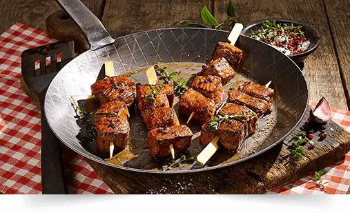 Großer Sommer Salat mit krossem Rinderspieß