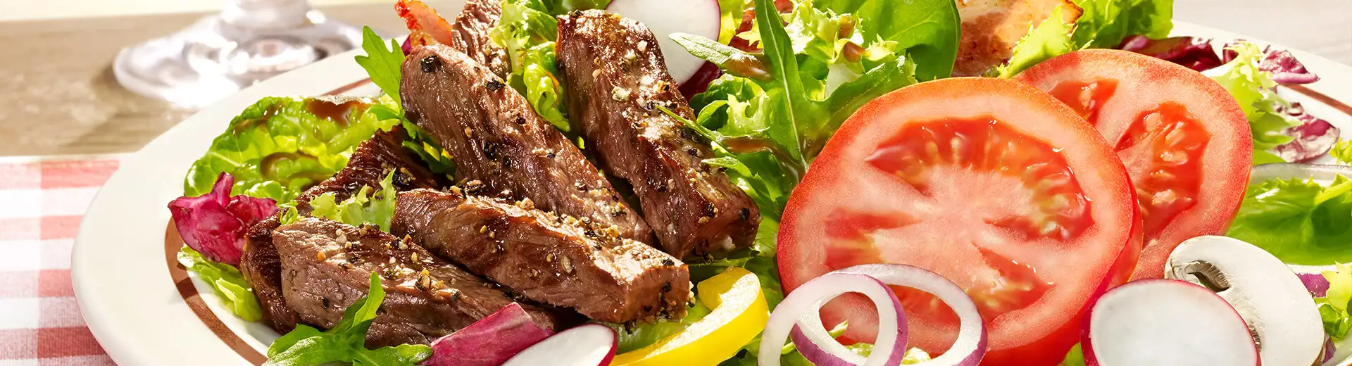 Filetspitzen auf mediterranem Salat mit klassischem American-Dressing