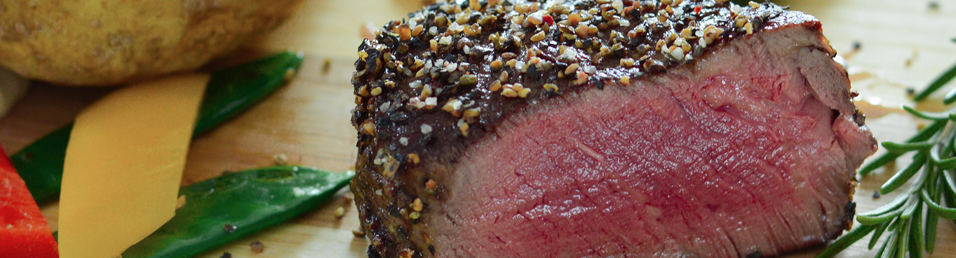 Rinderfilet mit Pfefferkruste und Pfannengemüse