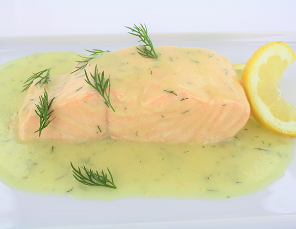Lachs in Dill-Weißweinsauce – saftig gegartes Filet in feiner Rahmsauce
