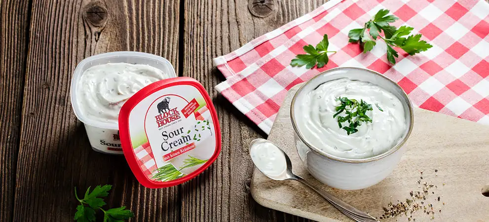 Sour Cream mit Steak Pfeffer und Petersilie