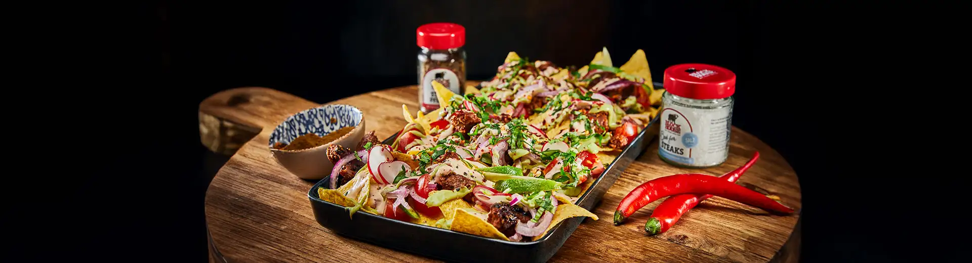Vegan Loaded Nachos mit Burger Bites und Avocadocreme