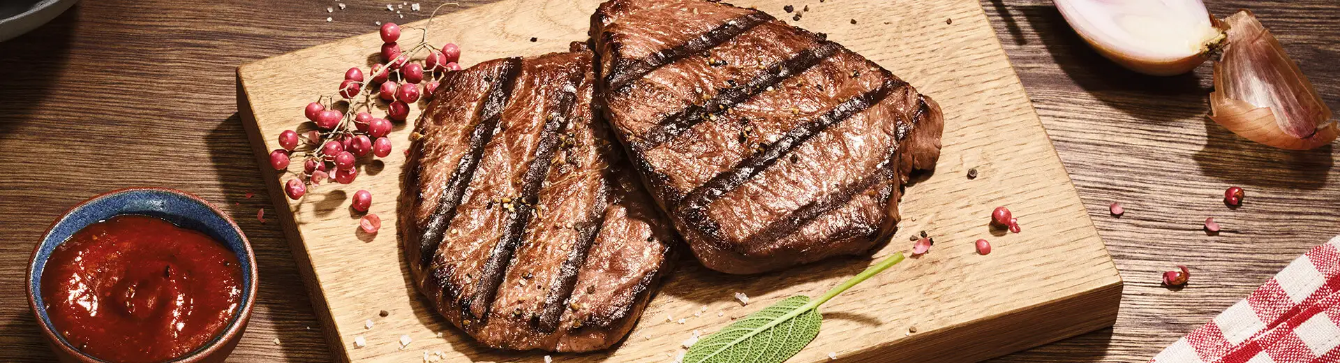 Gegrillte Beef Slim Steaks mit Ofenkartoffel und Salat