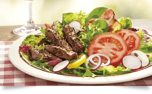 Filetspitzen auf mediterranem Salat mit klassischem American-Dressing