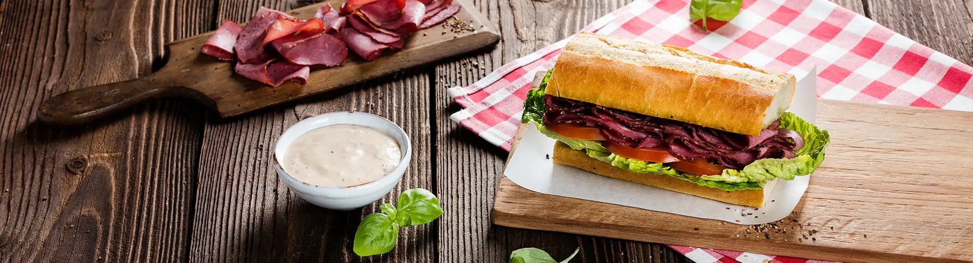 Pastrami Sandwich Pesto und Burger Sauce