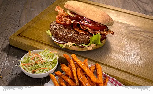 BBQ Bacon Burger mit Süßkartoffelpommes