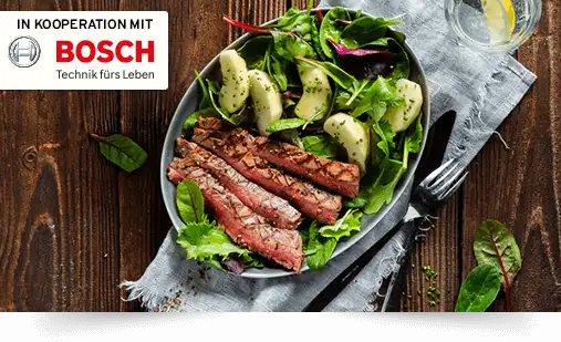 Krosses Flanksteak auf buntem Blattsalat