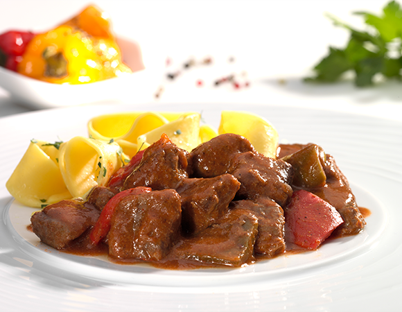 Rindergulasch ungarisch – mit Paprika & würziger Note