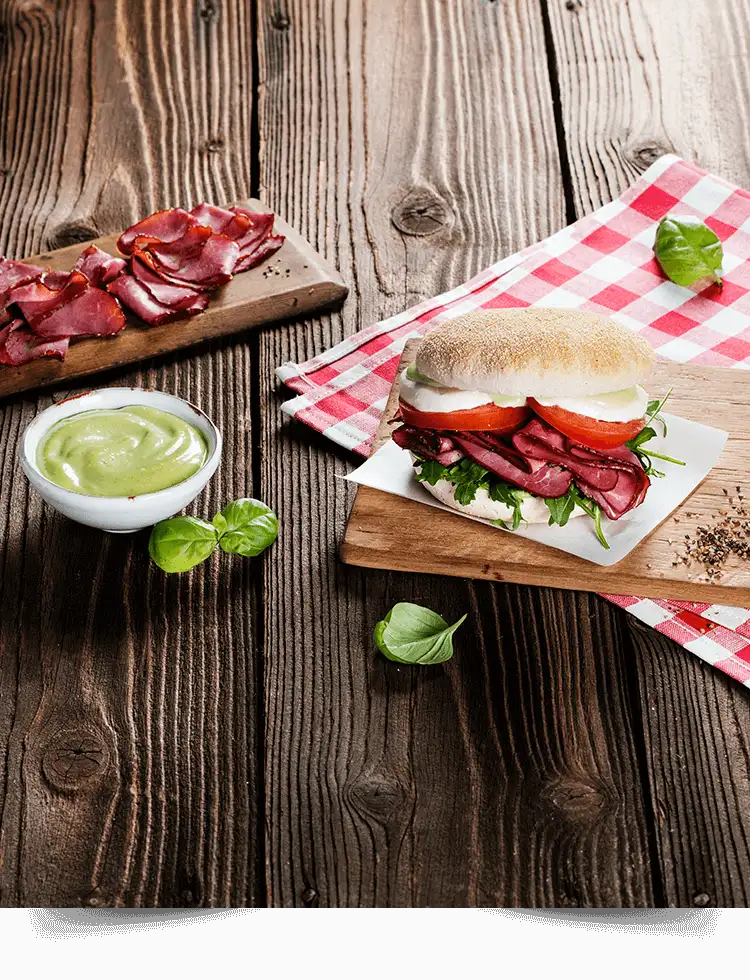 Pastrami Burger mit Basilikum und Mozzarella
