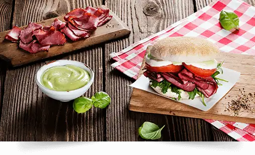 Pastrami Burger mit Basilikum und Mozzarella