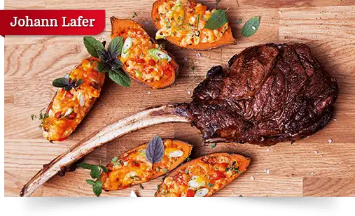 Dry aged Tomahawk Steak mit gegrillten Süßkartoffeln