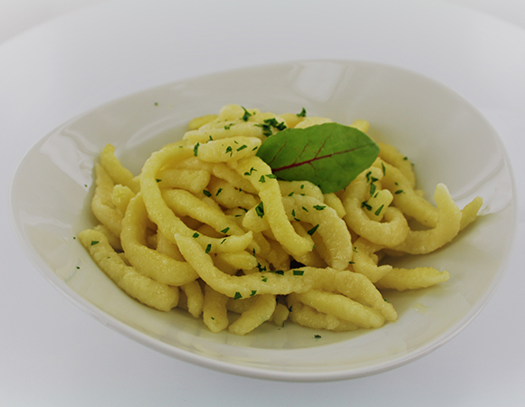 Schwäbische Spätzle – klassisch hergestellt, locker in der Textur, servierfertig auf den Punkt