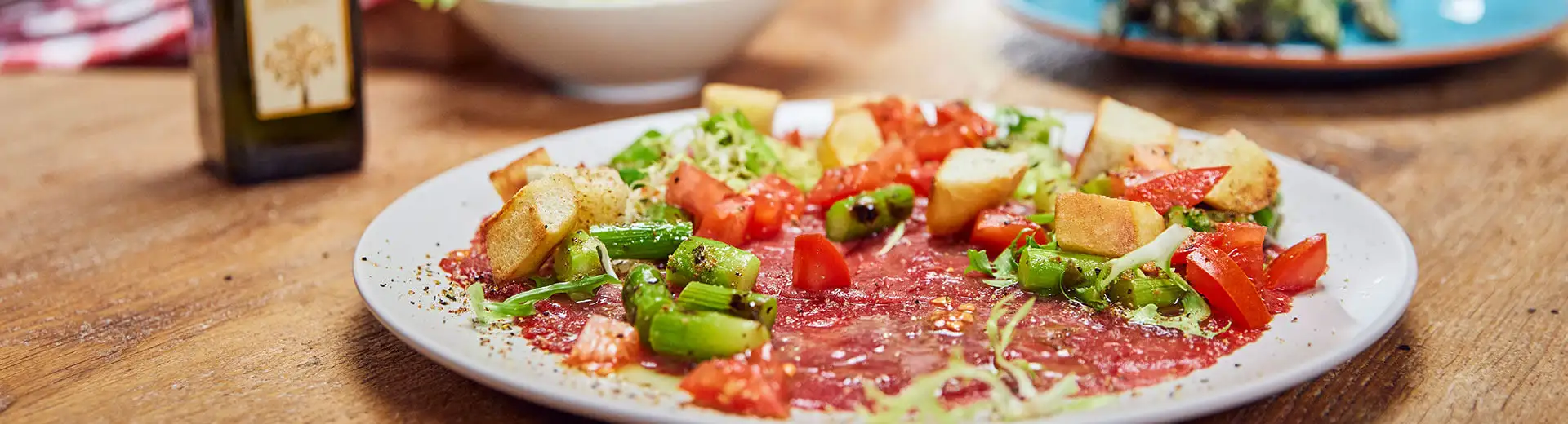 Zartes Carpaccio mit gegrilltem grünem Spargel