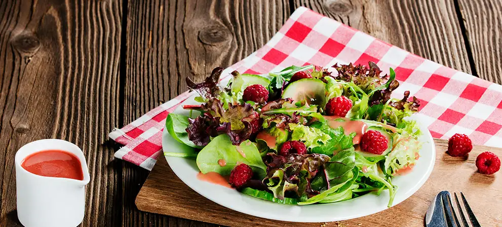 Salat mit frischen Himbeeren