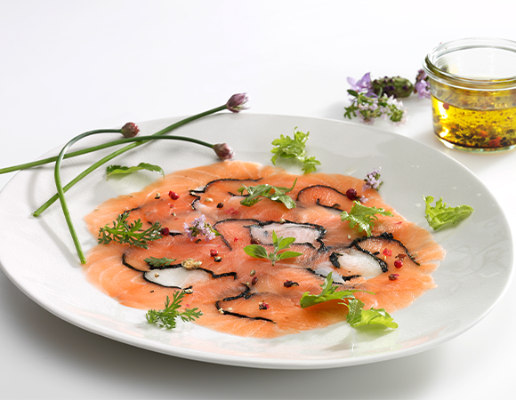 Carpaccio Lachs & Heilbutt – hauchdünn geschnitten mit Noriblatt
